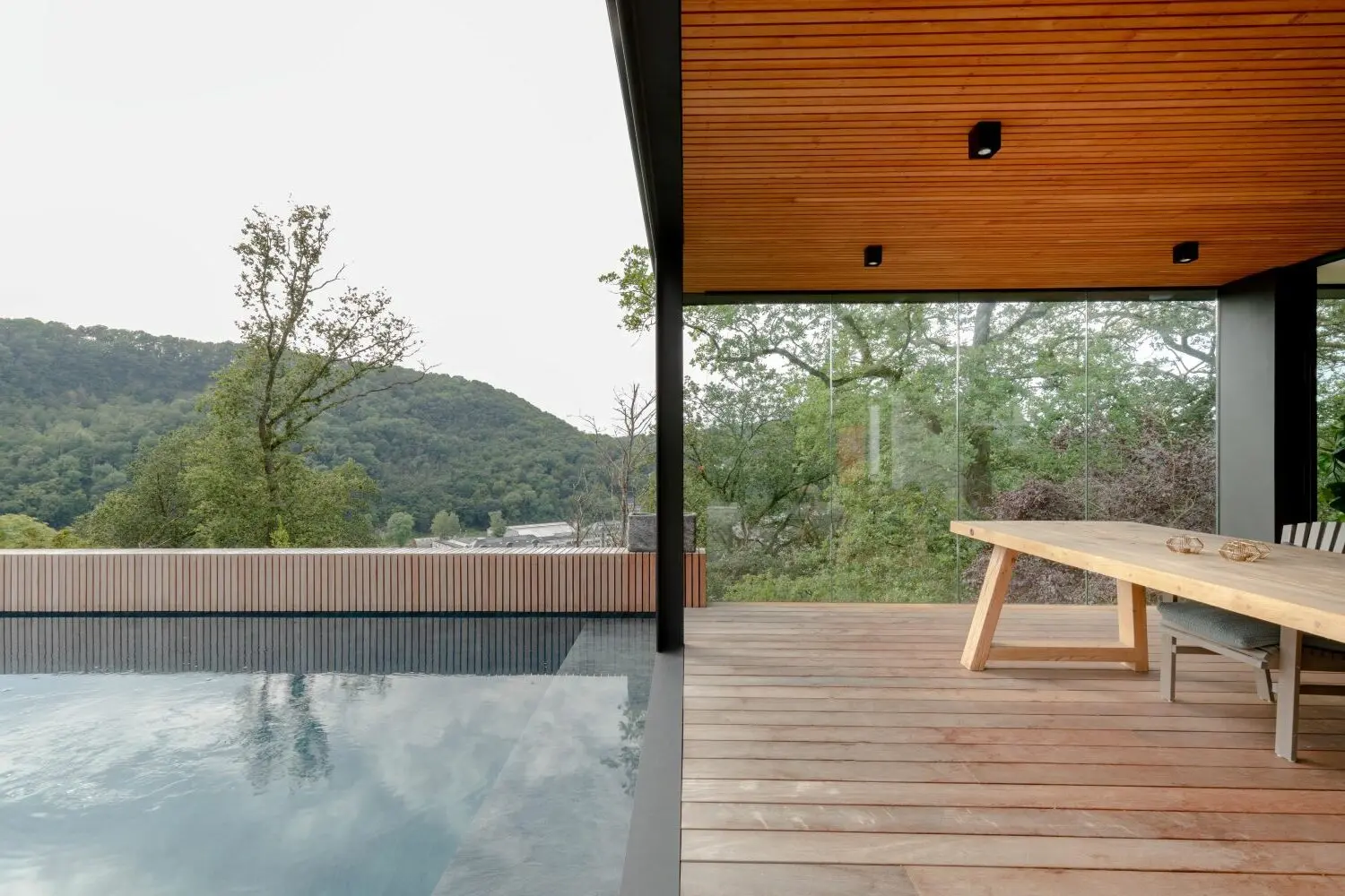 Transformation haute de gamme villa moderne et aménagement terrasse bois avec piscine