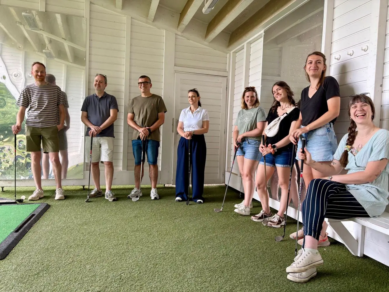 Equipe en débrifing avant un cours de golf